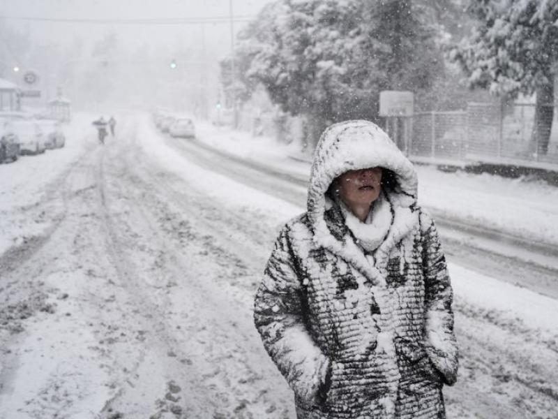 χιονιάς, εγκλωβισμένοι, δρόμος αποκλεισμός κακοκαιρία γυναίκα