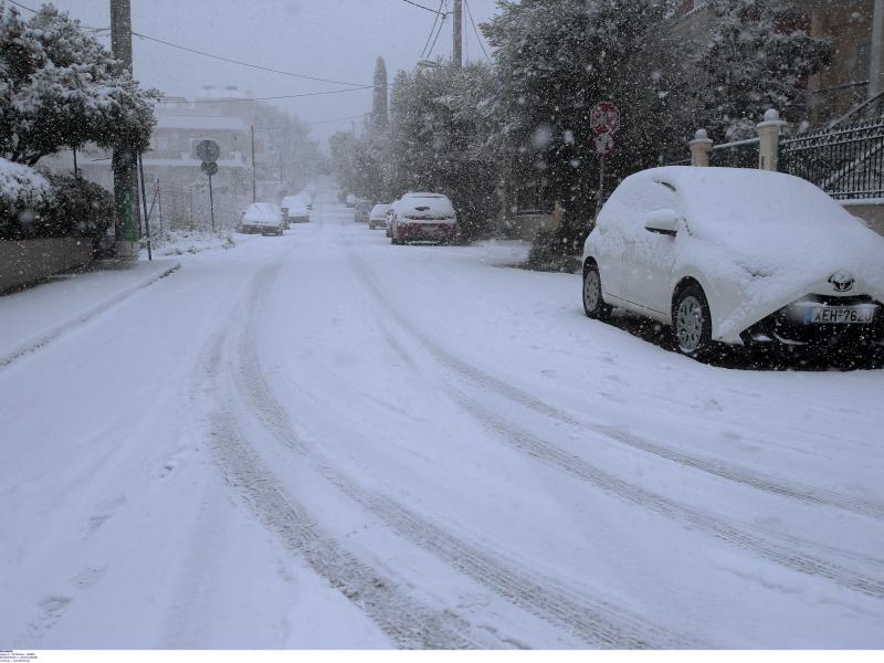 Χιονίζει στο κέντρο της Αθήνας: Ποιοι δρόμοι είναι κλειστοί