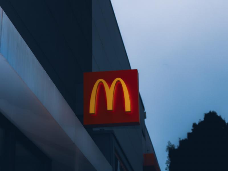 Σεξουαλική παρενόχληση καταγγέλλουν δεκάδες πρώην και νυν υπάλληλοι των McDonald’s