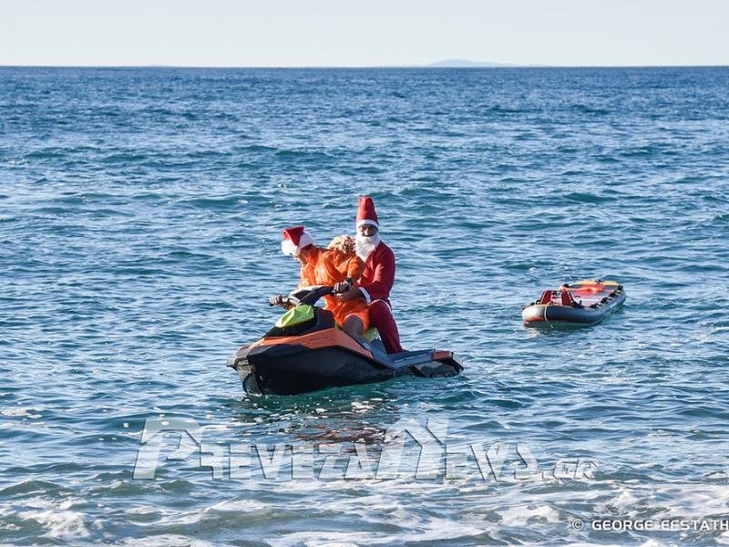 Πρέβεζα: Άγιος Βασίλης με jet ski μοίρασε δώρα σε δεκάδες παιδιά