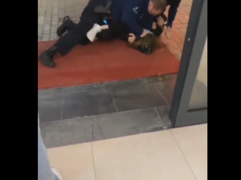 Βέλγιο: Σοκαριστικό βίντεο με αστυνομικούς να ασκούν βία σε 14χρονη (Βίντεο)