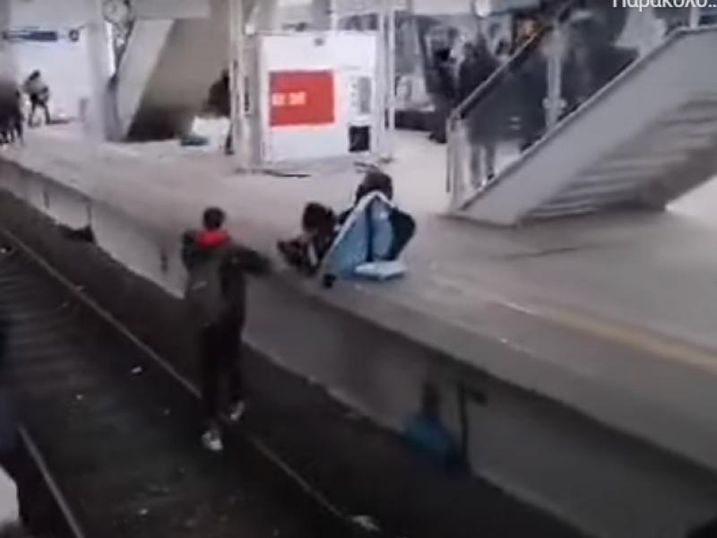 Αττική Οδός: Εικόνες χάους με επιβάτες που πηδάνε στις ράγες του προαστιακού