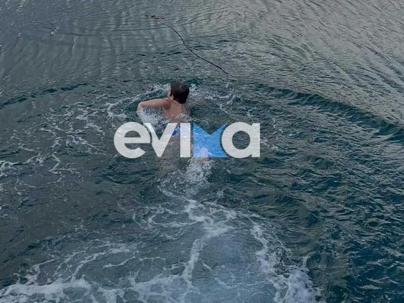 Εύβοια: 10χρονος μαθητής βούτηξε μόνος στη θάλασσα για να πιάσει τον σταυρό