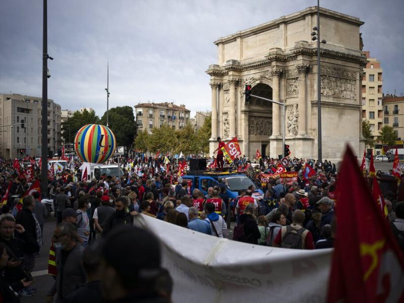 Γαλλία: Παραλύει η χώρα για τη μεταρρύθμιση του συνταξιοδοτικού- Κάλεσμα για μαζικές διαδηλώσεις