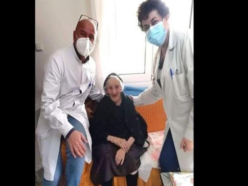 Σέρρες: Γιαγιά 107 ετών εμβολιάστηκε για να ξαναδεί τις γειτόνισσες της