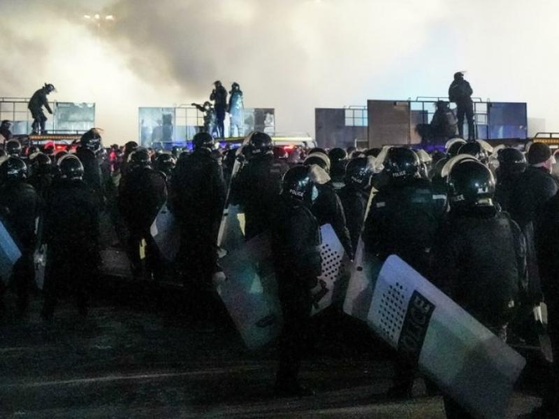 Καζακστάν: Σε κατάσταση έκτακτης ανάγκης η χώρα - Διαδηλωτές κατέλαβαν το αεροδρόμιο του Αλμάτι (Vids)