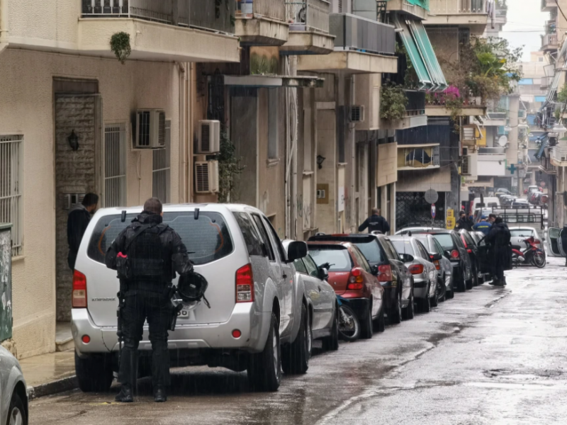 Τέλος συναγερμού: Συνελήφθη ο άνδρας που πυροβολούσε από το μπαλκόνι του μετά από επέμβαση των ΕΚΑΜ