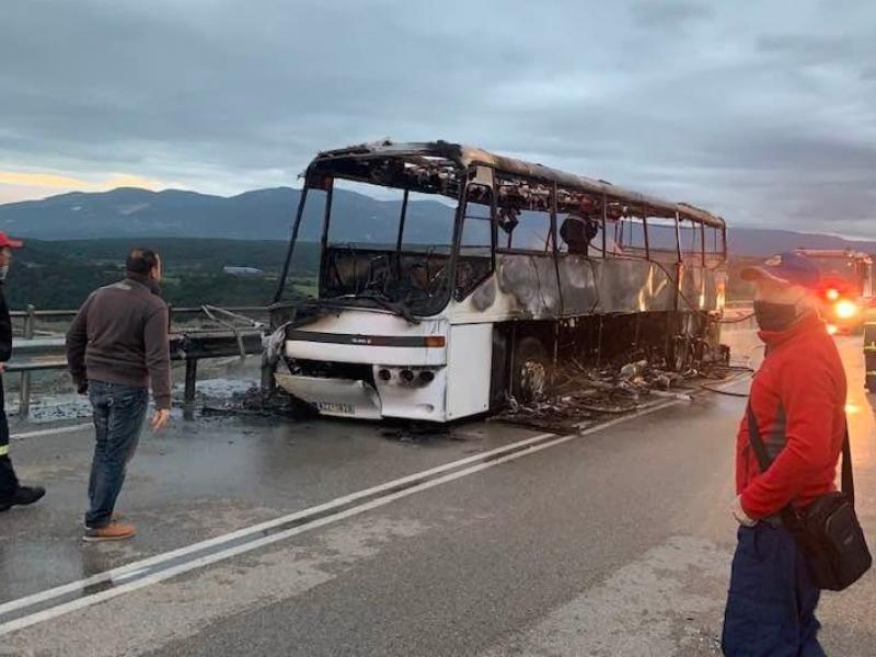 Βίντεο από τη στιγμή που σχολικό λεωφορείο παίρνει φωτιά στην Πάτρα