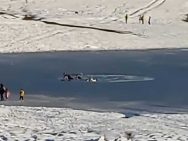 Λίμνη Πλαστήρα - Βίντεο: Έσπασε ο πάγος και βρέθηκαν στα παγωμένα νερά