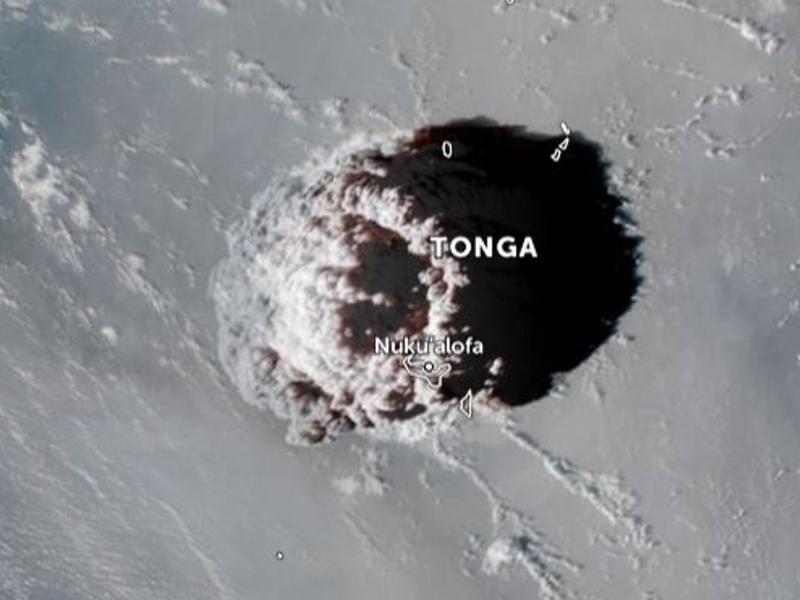 Η στιγμή της έκρηξης του ηφαιστείου στην Τόνγκα από δορυφόρο