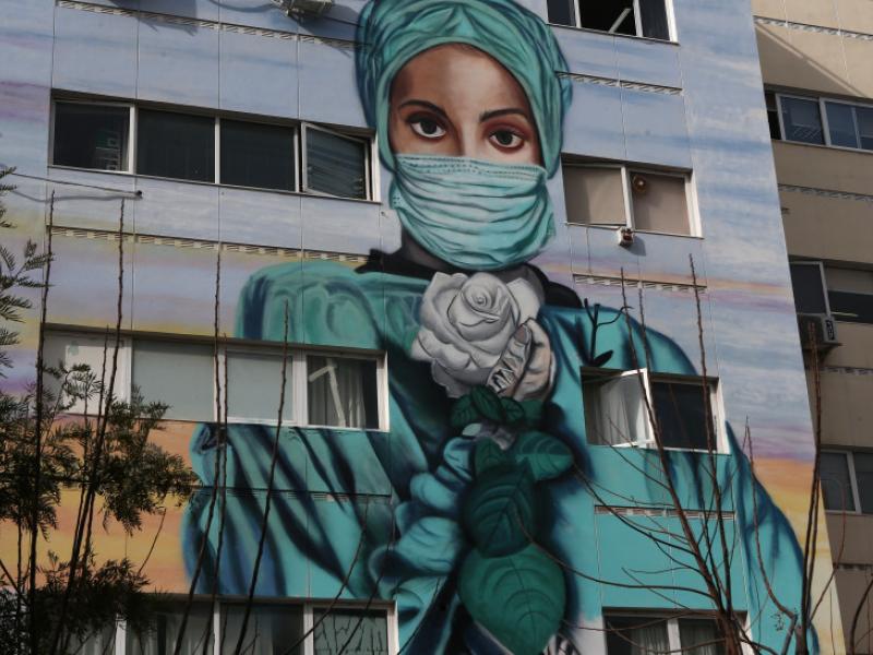«Η νοσηλεύτρια με το λευκό τριαντάφυλλο» - Το εντυπωσιακό γκράφιτι στο Τζάνειο