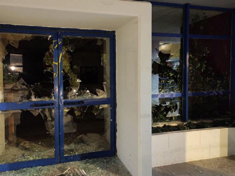 Βανδαλισμοί στο Κτίριο Διοίκησης του ΕΜΠ: Έσπασαν τζάμια, πέταξαν μπογιές