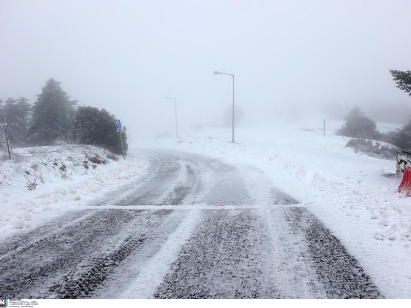 Χιόνια στην Αττική: Διακοπή κυκλοφορίας στη λεωφόρο Πάρνηθος 