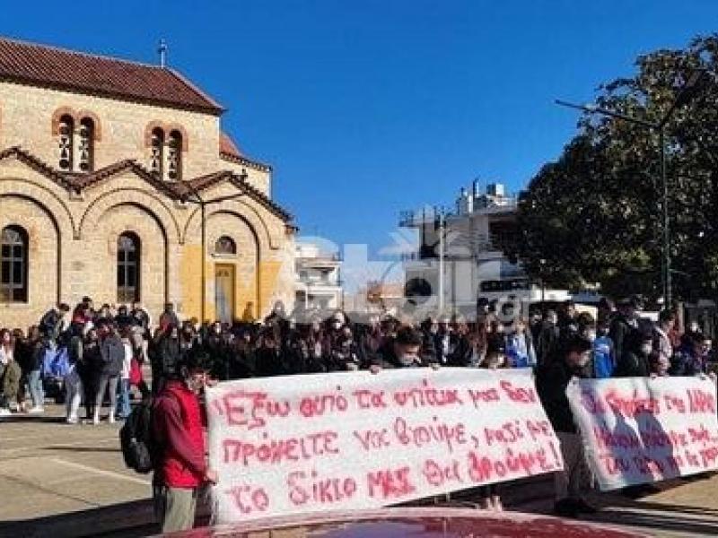 Δυναμική και συγκινητική διαδήλωση μαθητών: Μην μας στερείτε το ψωμί! (φωτο και video)