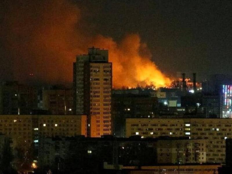 Εισβολή στην Ουκρανία-ξημερώματα: Πύραυλος χτύπησε πολυκατοικία στην πόλη Τσέρνιγιβ-Εκρήξεις στο Κίεβο
