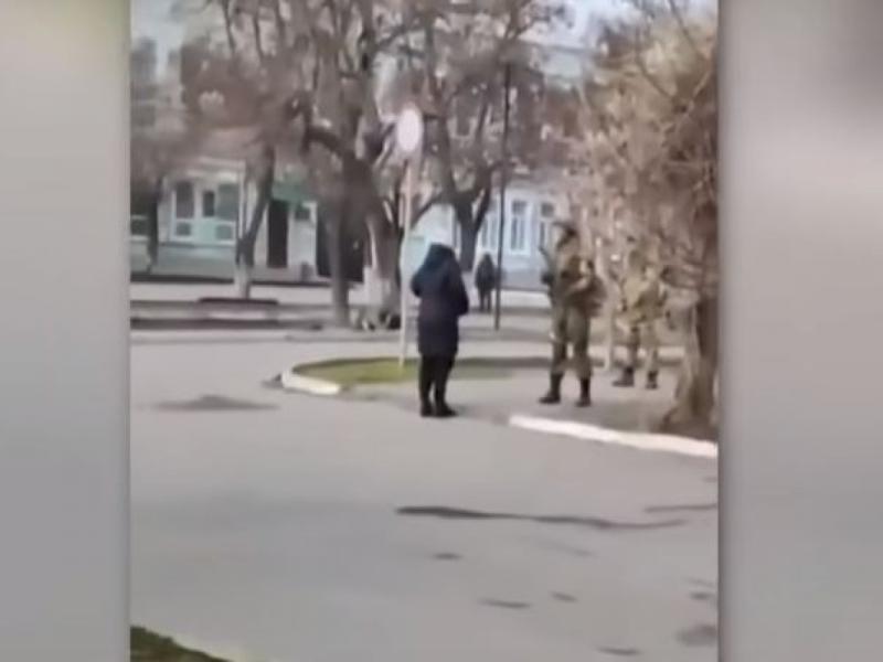 Viral η Ουκρανή γιαγιά σε Ρώσους στρατιώτες: «Τι ήρθατε να κάνετε στη χώρα μας;»