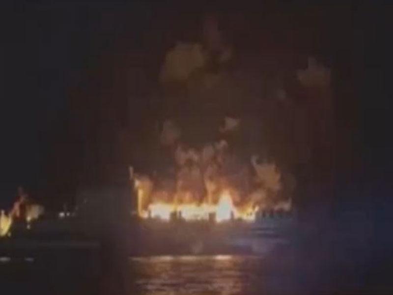 Ηγουμενίτσα: Οι πρώτες εικόνες από το φλογισμένο πλοίο (Video)