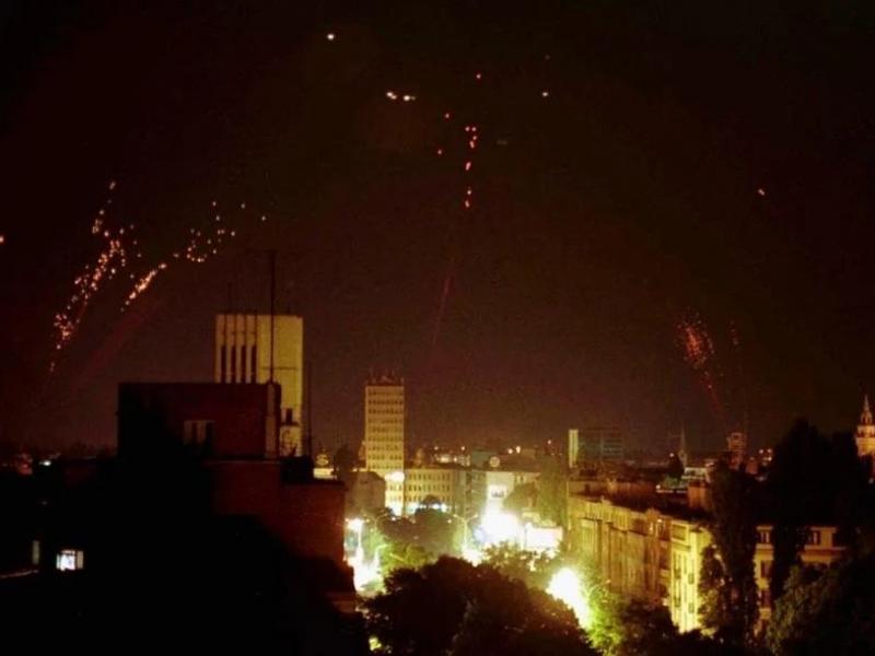 Το ΝΑΤΟ βομβαρδίζει τη Γιουγκοσλαβία: Η Ιστορία παραγράφει τις αμαρτίες των δυνατών