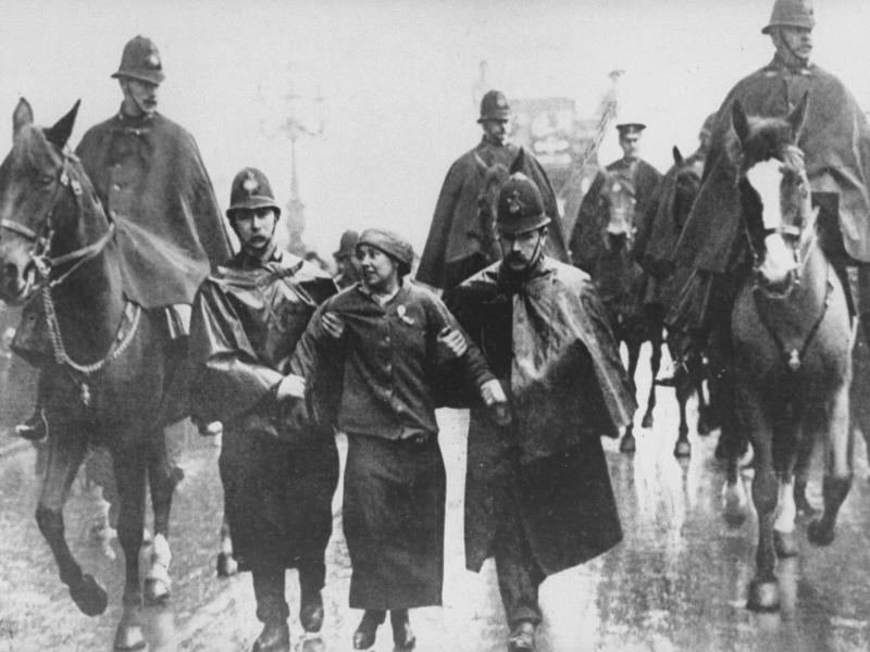Όταν οι γυναίκες είχαν ουρά… Σαν σήμερα οι Αγγλίδες Σουφραζέτες τα έκαναν γυαλιά καρφιά στο Λονδίνο διεκδικώντας δικαίωμα ψήφου