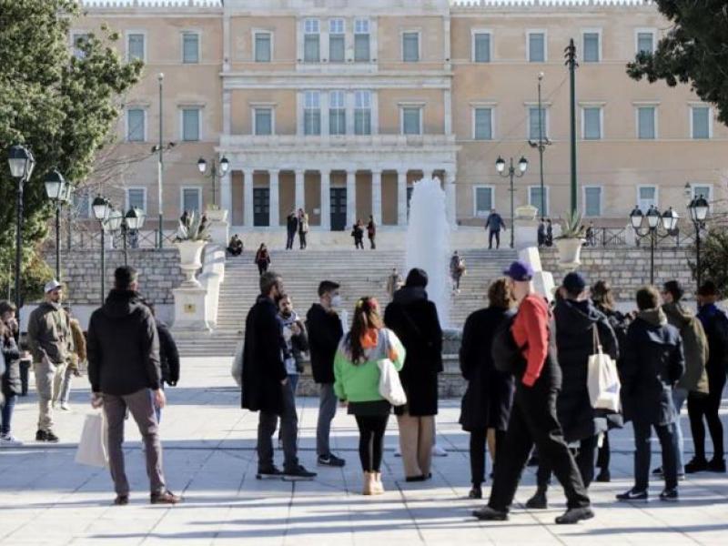 Σύνταγμα, κόσμος, Βουλή, σκαλιά, συντριβάνι, δέντρα