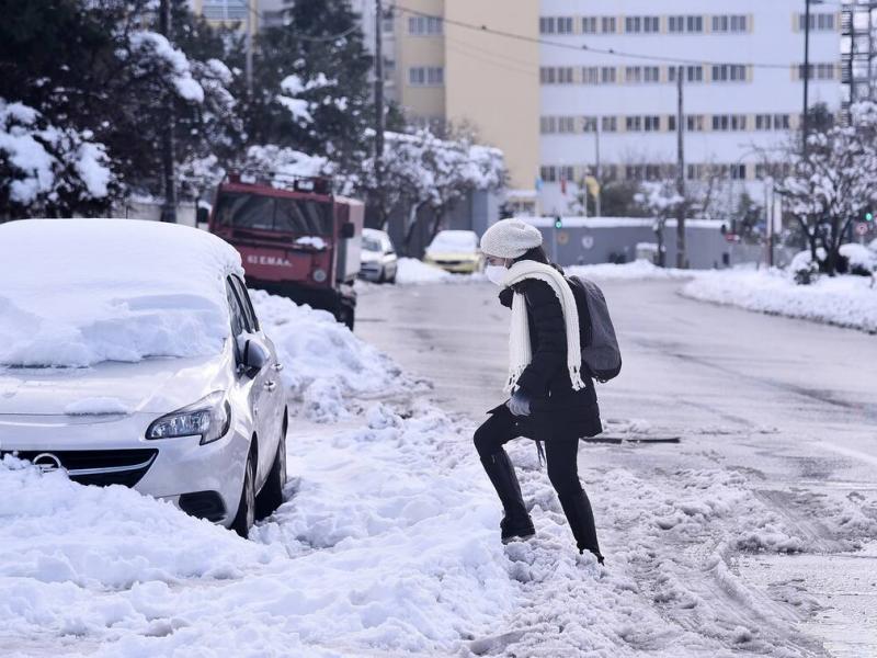 «Φίλιππος»: Και τώρα χιόνια ακόμα και στο κέντρο της Αθήνας - Κλείνουν συνεχώς δρόμοι 