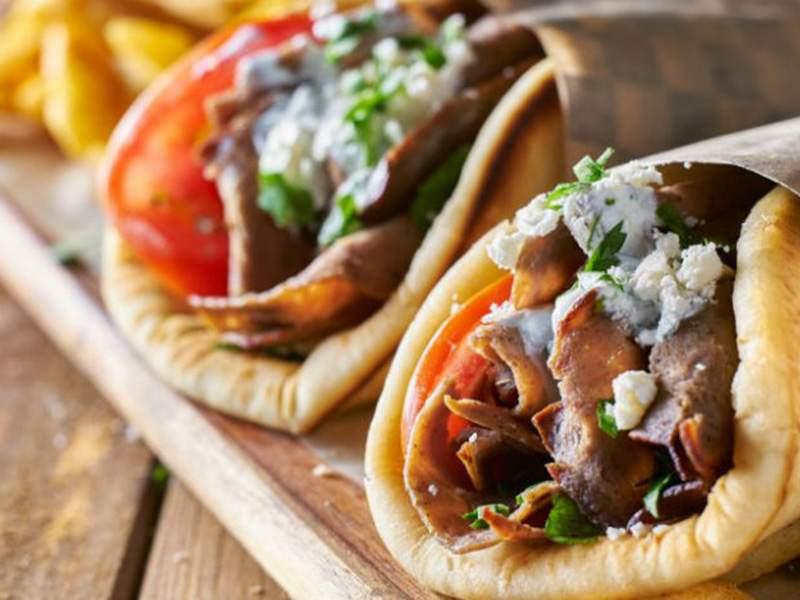 Έλεος! «Φλερτάρει» με τα 5 ευρώ το σουβλάκι με γύρο