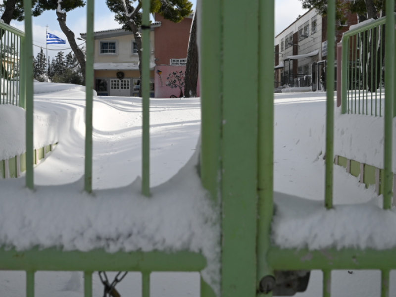 Κακοκαιρία Μπάρμπαρα: Κλειστά τα σχολεία στο Βόλο- Σφοδρή χιονόπτωση σε όλη τη Μαγνησία 