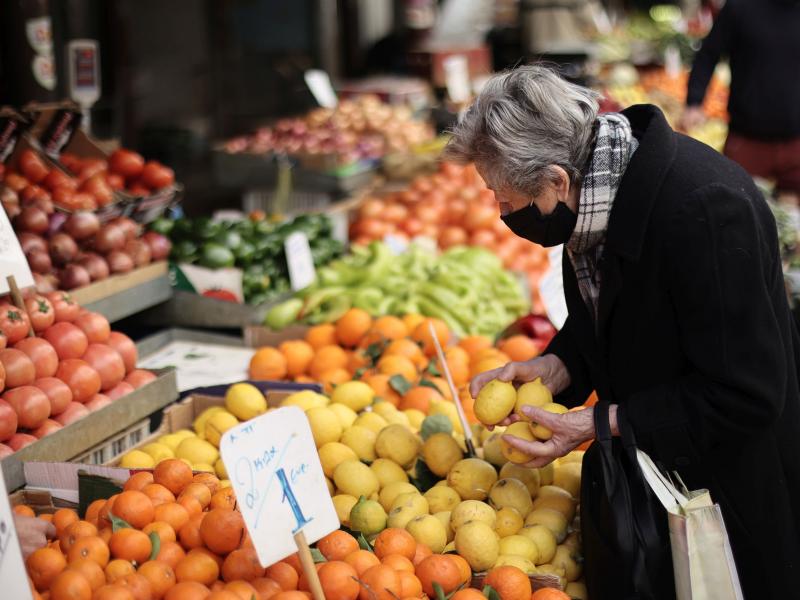 Νέα έρευνα: Από πού "κόβουν" οι Έλληνες - Τι άποψη έχουν για τα μέτρα οικονομικής βοήθειας