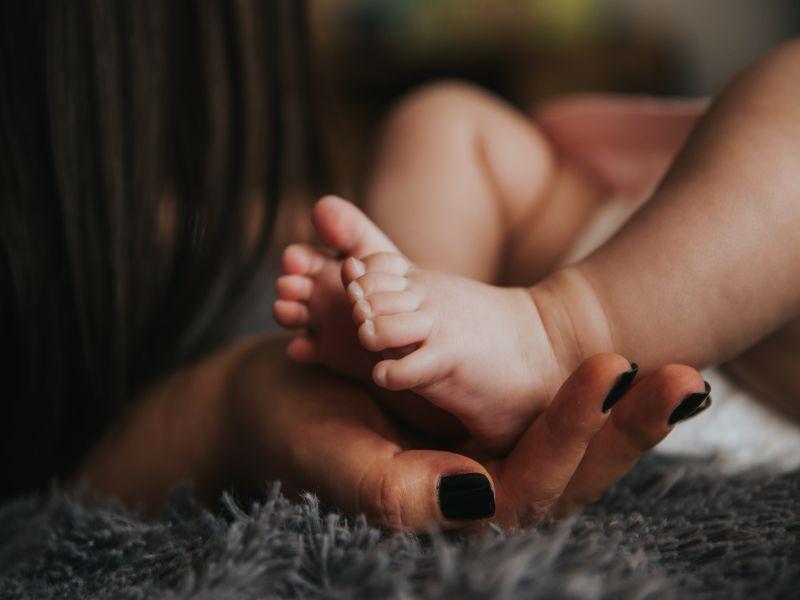 Επίδομα 780 ευρώ για 9 μήνες σε όλες τις νέες μητέρες
