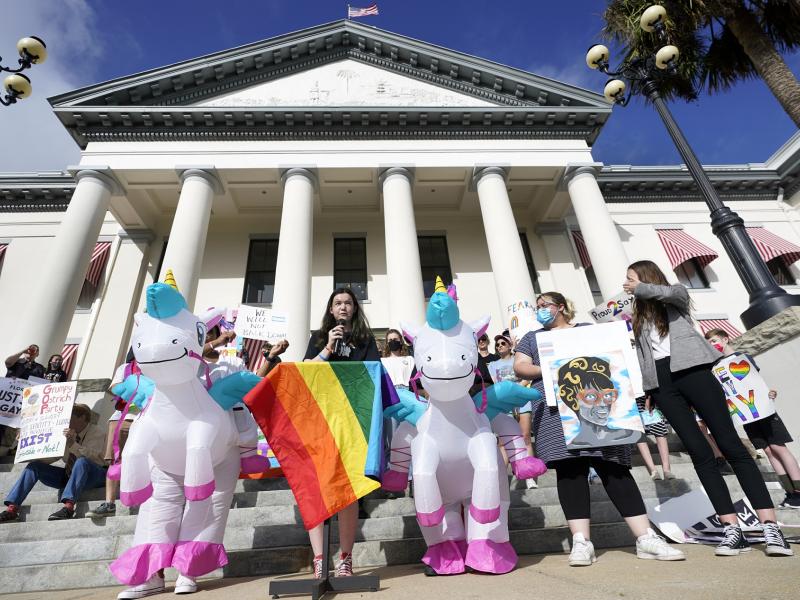 Επιστροφή στον Μεσαίωνα: Νέο νομοσχέδιο απαγορεύει τον διάλογο για ΛΟΑΤΚΙ σε σχολεία της Φλόριντα