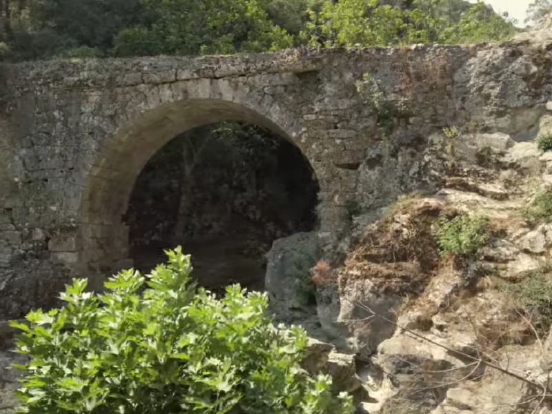 Το πέτρινο γεφύρι που διέσχιζαν αρχαίοι πάνοπλοι Σπαρτιάτες πολεμιστές