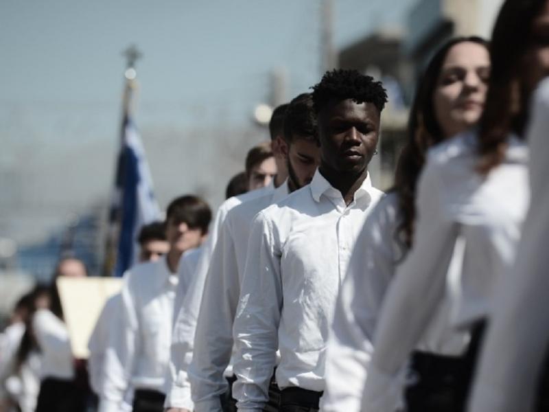 Απέλαση Σαϊντού: «Είμαστε μαζί σου» φώναξαν οι συμμαθητές του στην παρέλαση