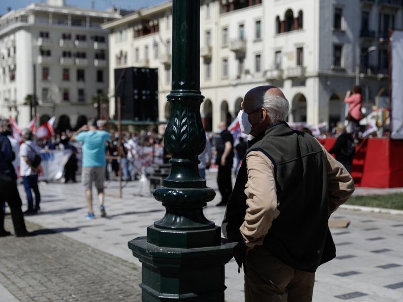 Προς κατάργηση το προστίμο για τους ανεμβολίαστους άνω των 60 ετών