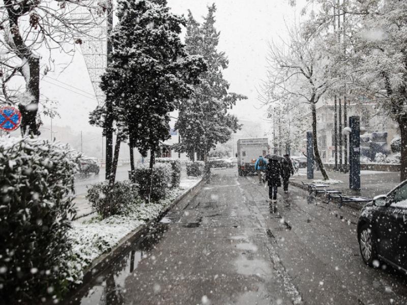 Κακοκαιρία «Barbara»: Στα «λευκά» δυτική και κεντρική Μακεδονία – Πυκνή χιονόπτωση σε Μαγνησία και Σποράδες