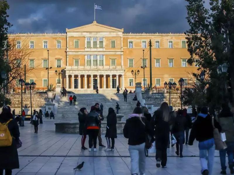 πλατεία Συντάγματος, Βουλή των Ελλήνων, συντριβάνι, σκαλιά, κόσμος, δέντρα