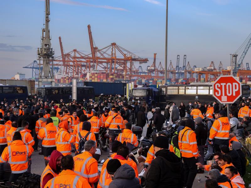 Εκπαιδευτικοί: Αλληλεγγύη στους απεργούς της Cosco και προσφορά χρημάτων