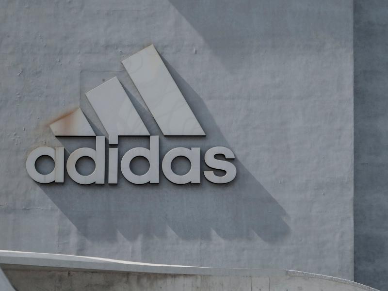 Adidas: «Μπαράζ» προσλήψεων ελληνόφωνου προσωπικού για εργασία στην Πορτογαλία