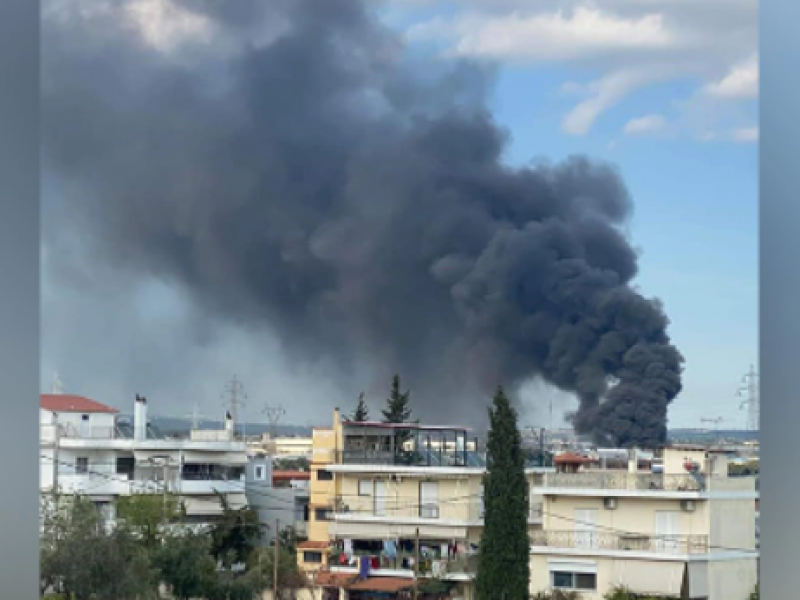 Συναγερμός στην Πυροσβεστική: Μεγάλη φωτιά σε κτίριο στις Αχαρνές