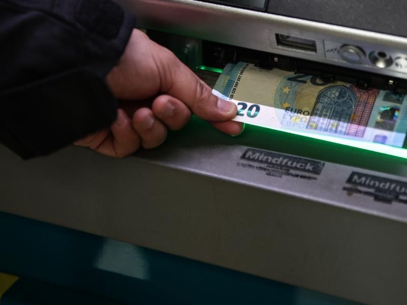 ΟΙΕΛΕ: Τι προβλέπει η νομοθεσία για τον έλεγχο των μισθοδοτικών καταστάσεων