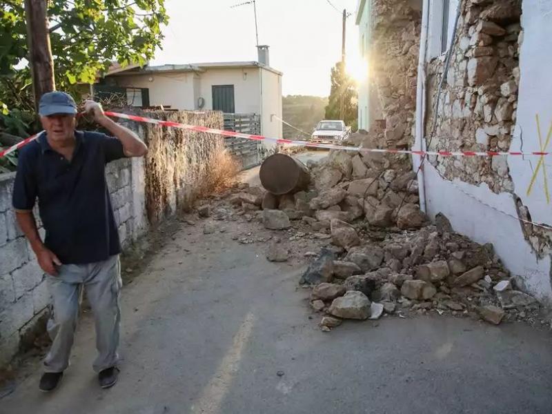 Αρκαλοχώρι σεισμός, γκρεμισμένο σπίτι, ερείπια, άντρας