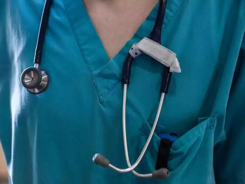 Πανελλήνιος Ιατρικός Σύλλογος: Δυνατότητα στους ιδιώτες γιατρούς να συνταγογραφούν φάρμακα στους ανασφάλιστους