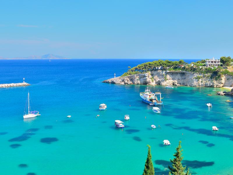 Times: Το νησί με τις 44 παραλίες είναι ο καταπράσινος παράδεισος που σε μαγεύει με την πρώτη ματιά