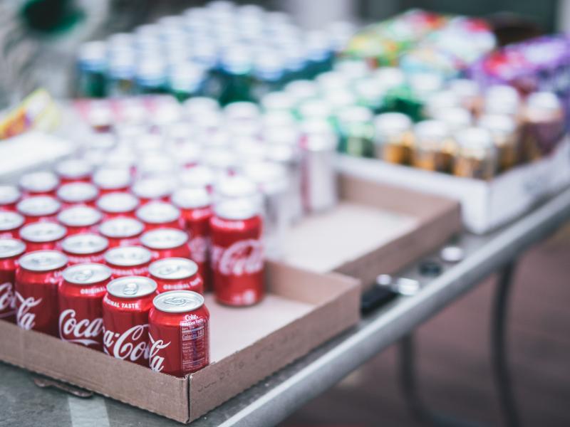 Η Coca-Cola ανακαλεί 10.000 κουτάκια στις ΗΠΑ λόγω πλαστικής μόλυνσης
