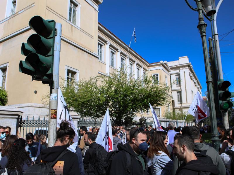 Διαμαρτυρία στο ΣτΕ κατά του νόμου Χατζηδάκη – Καταγγέλλουν ηλεκτρονικό φακέλωμα τα συνδικάτα