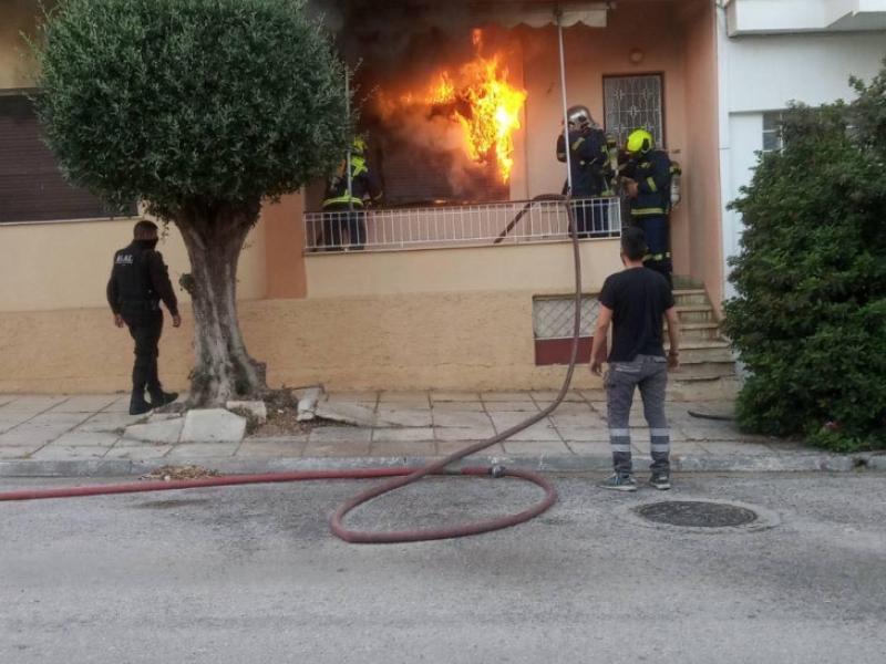 Φωτιά σε σπίτι στην Ηλιούπολη: Ένας άνθρωπος βρέθηκε απανθρακωμένος