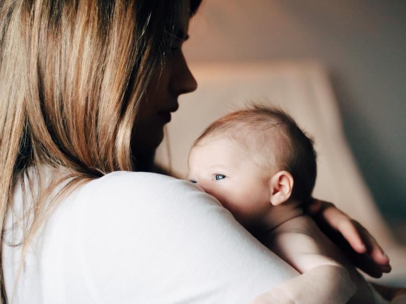 Έρευνα: Η γονική άδεια προστατεύει την ψυχική υγεία κυρίως της μητέρας