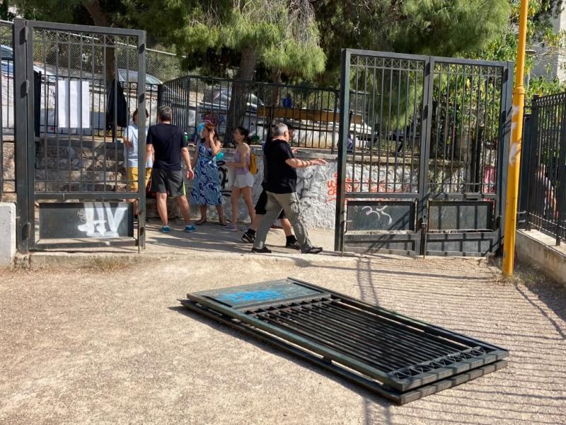 Διαμαρτυρία στο Δημαρχείο Αθηνών για τον τραυματισμό 5χρονου σε παιδική χαρά από πτώση καγκελόπορτας