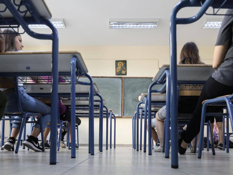 Εκπαιδευτικοί: Μαθητές που μόχθησαν αποκλείονται από το πανεπιστήμιο λόγω ΕΒΕ