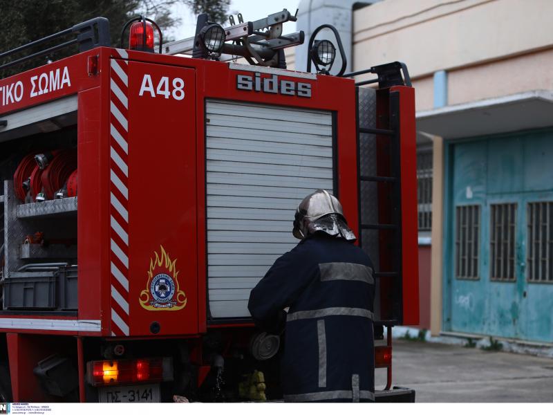 Φωτιά στην Ελευσίνα- Καίγεται επιχείρηση ξυλείας