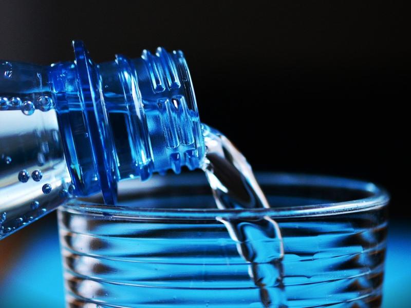 «Δεν ακριβαίνει το εμφιαλωμένο νερό που πωλείται σε πλαστική συσκευασία»